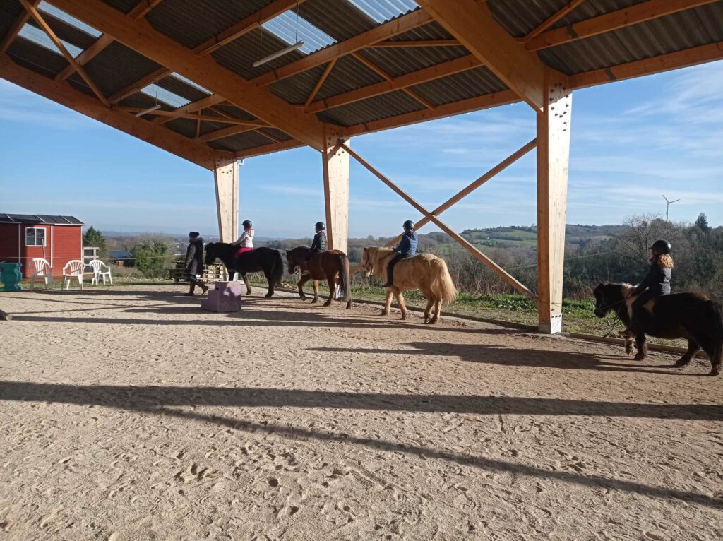 cours en petit groupe à châteaulin dans une carrière avec vue sur les collines